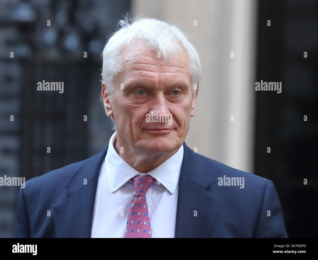 Londres, Royaume-Uni. 18th octobre 2022. Le ministre d'État chargé du climat, Graham Stuart, quitte Downing Street No 10 après la réunion du Cabinet, au milieu de spéculations sur l'avenir du premier ministre. Credit: Uwe Deffner/Alay Live News Banque D'Images