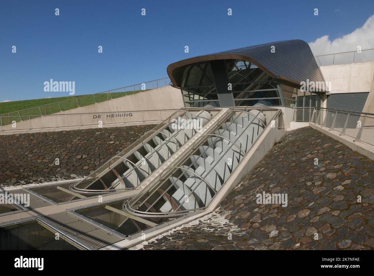 Pompe de drainage dans la digue près de la mer des Wadden. Pays-Bas. 2022 Banque D'Images