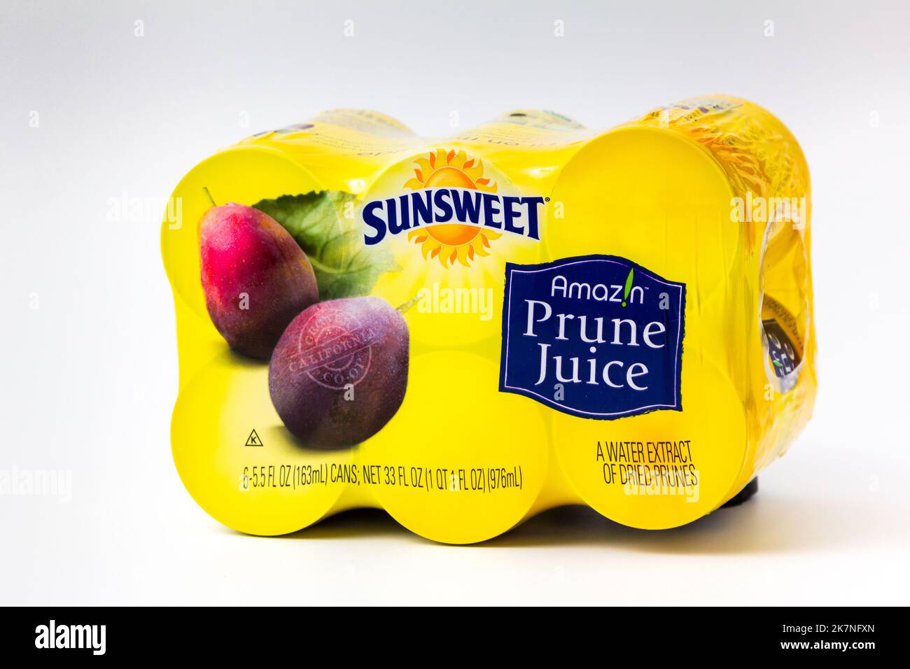 ST. PAUL, MN, Etats-Unis - 6 AVRIL 2021 : contenants de jus Sunsweet Prune et logo de marque. Banque D'Images