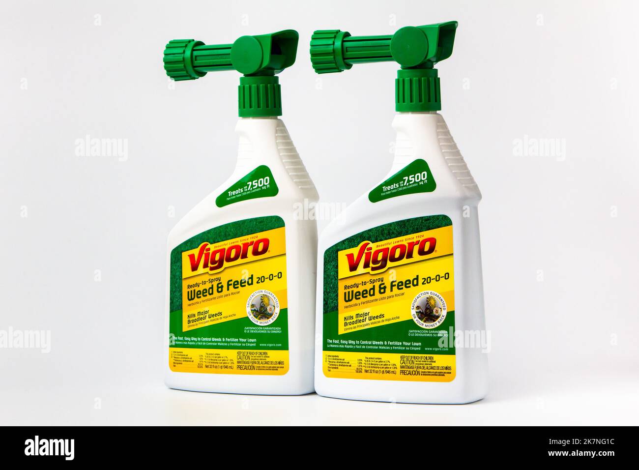 ST. PAUL, MN, USA - 4 AVRIL 2021: Vigoro Weed and Feed les contenants de tueur de mauvaises herbes dicotylédones. Banque D'Images