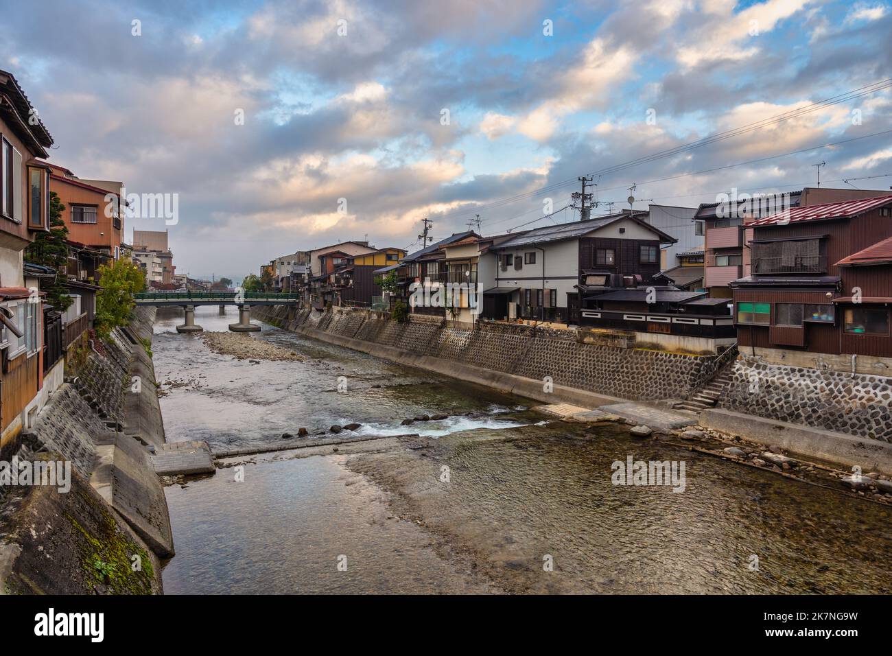 Takayama Gifu Japon, horizon de la ville au bord de la rivière Miyagawa et de la vieille ville de Takayama Banque D'Images