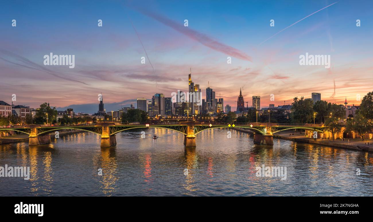 Francfort Allemagne, coucher de soleil panoramique sur la ville à main River et gratte-ciel d'affaires Banque D'Images