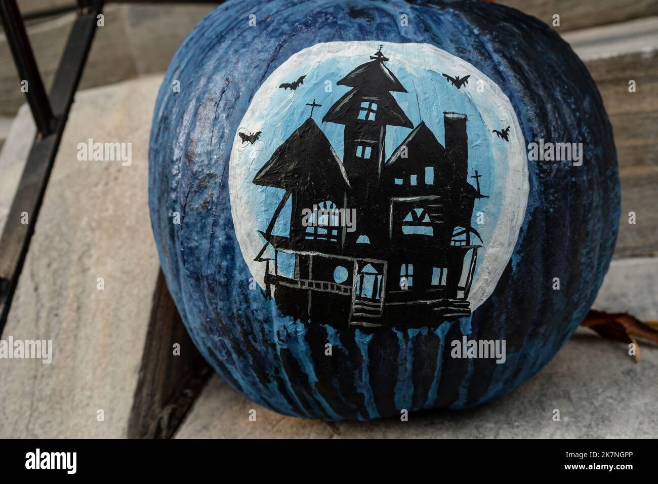 Carte de voeux pour fête d'Halloween. Maison d'Halloween effrayante. Banque D'Images