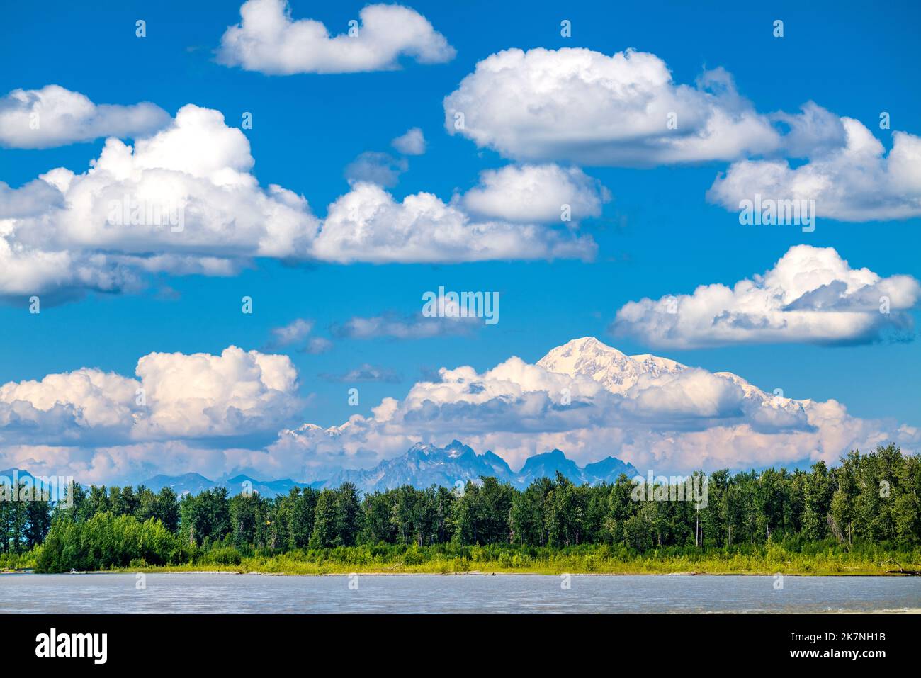 Vue vers le nord à partir de la confluence de la rivière Talkeetna, de la rivière Susitna et de la rivière Chulitna, et de la chaîne de l'Alaska, y compris le mont Denali, Alaska, États-Unis Banque D'Images