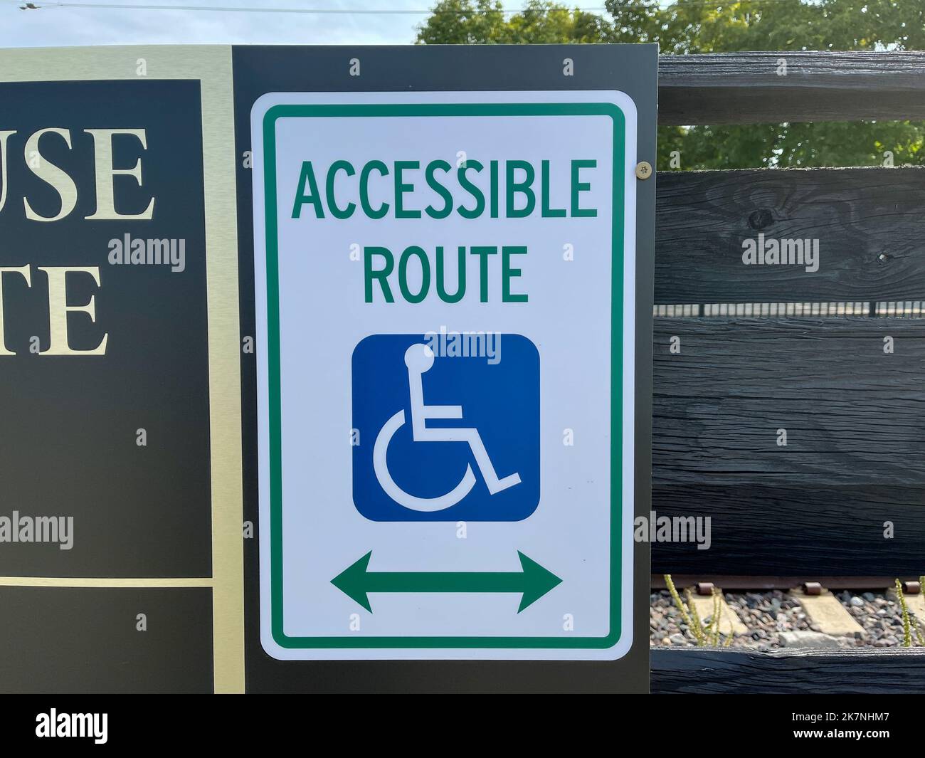 Un panneau d'itinéraire accessible aux personnes handicapées sur une rue. Banque D'Images