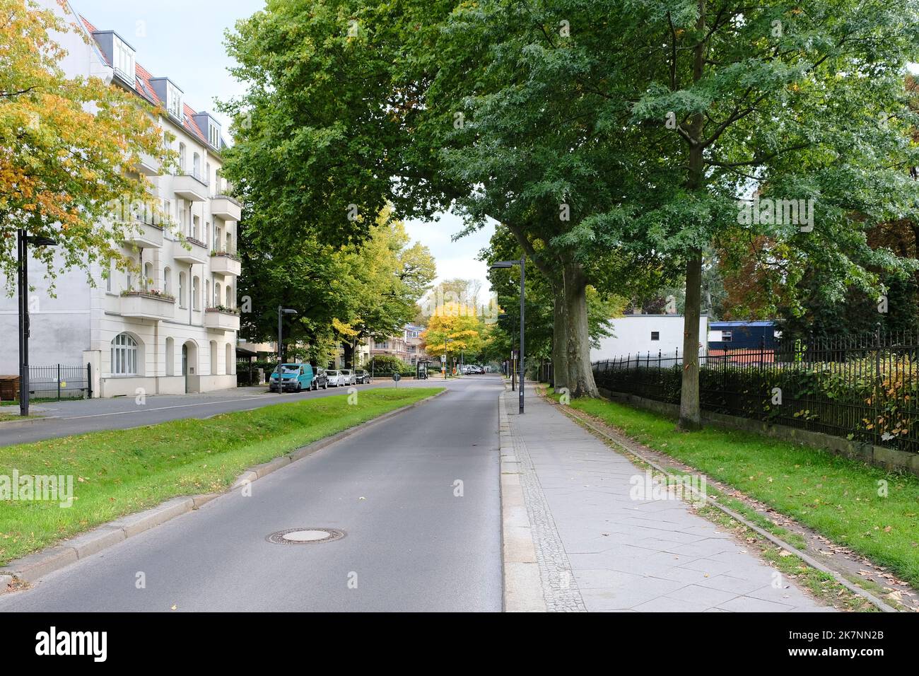 Berlin, Allemagne, 4 octobre 2022, Alt-Stralau avec maison résidentielle et arbres de couleur automnale Banque D'Images