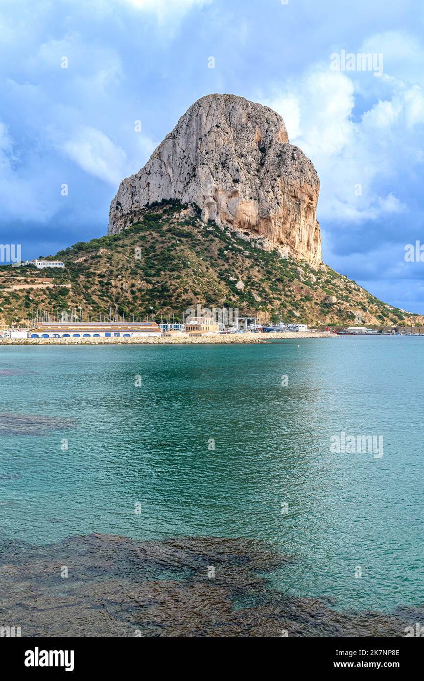 Un affleurement calcaire massif appelé roche de Penon de Ifach est la caractéristique la plus caractéristique de Calpe (ou Calp). Le rocher se trouve dans le parc naturel de Penyal d'IFAC. Banque D'Images