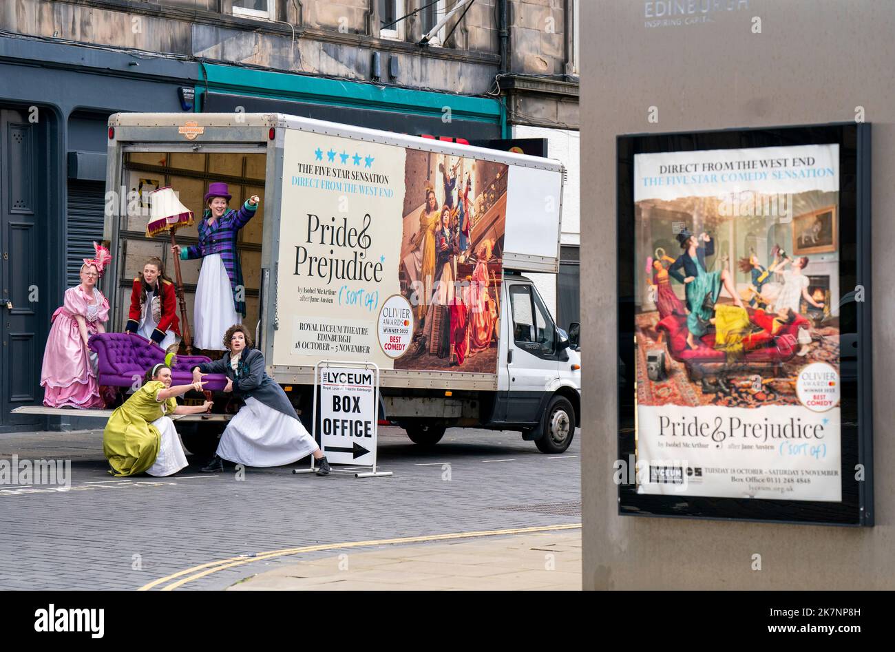 Les membres des acteurs (de gauche à droite, en haut) Tori Burgess