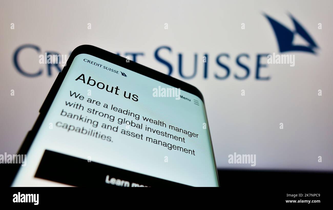 Téléphone mobile avec la page web de la société financière Credit Suisse Group AG à l'écran devant le logo de l'entreprise. Faites la mise au point dans le coin supérieur gauche de l'écran du téléphone. Banque D'Images