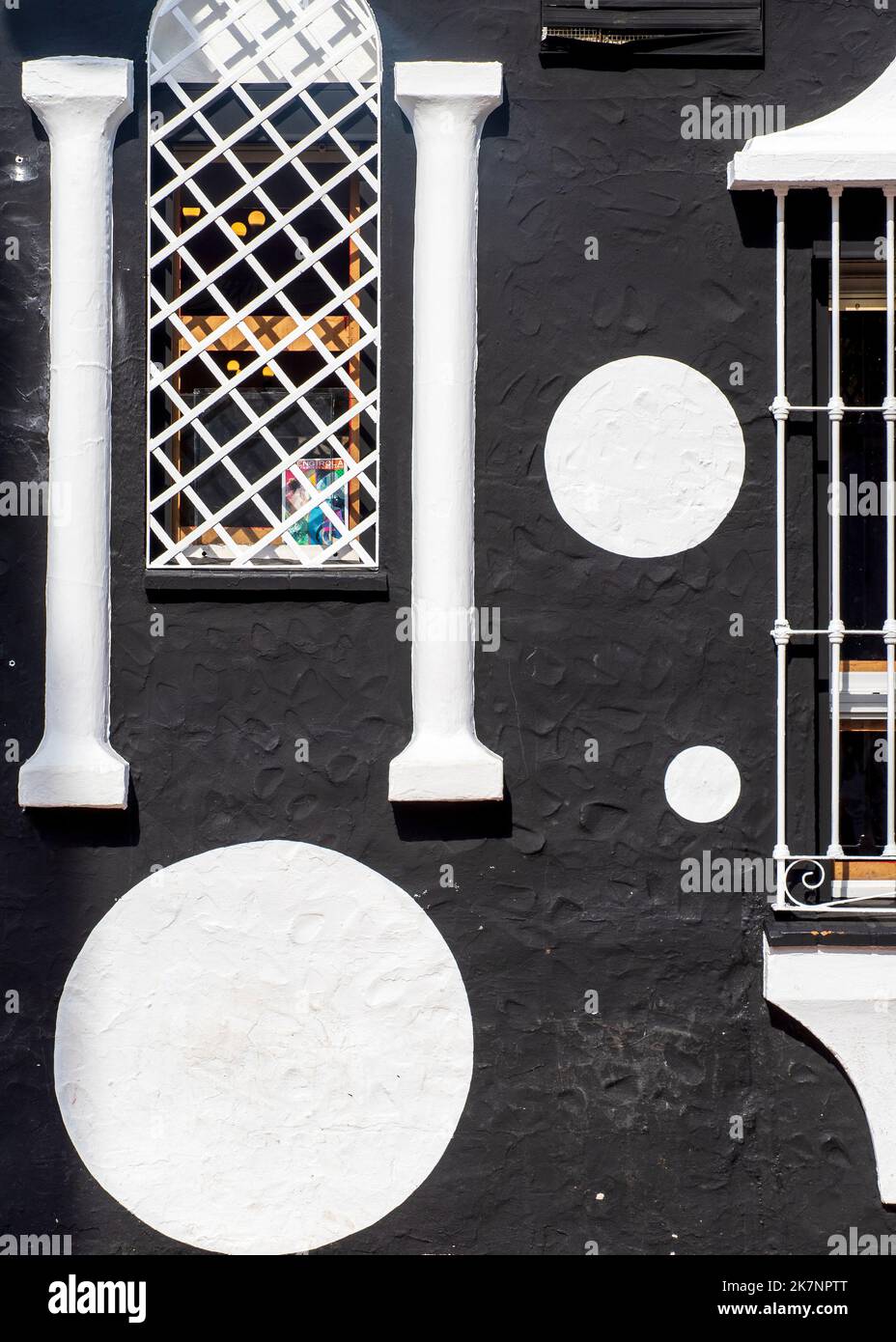 Façade de style andalou aux couleurs noir et blanc Banque D'Images