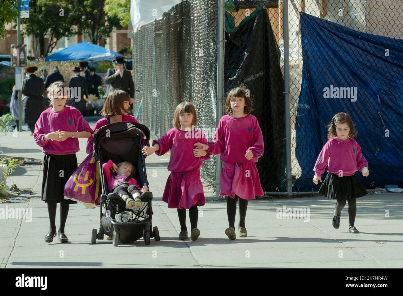 6 frères et sœurs juifs vêtus de la même façon marcher sur Bedford Avenue à Williamsburg, Brooklyn, New York City pendant les vacances de Sukkos. Banque D'Images