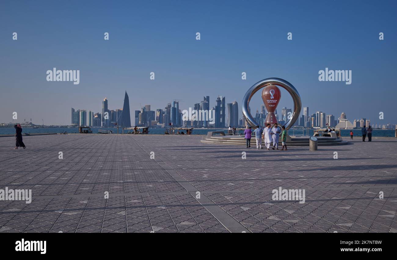 L’horloge officielle de compte à rebours de la coupe du monde de la FIFA, Qatar 2022, alimentée par Hublot, a été dévoilée le dimanche 21 novembre à la pittoresque Corniche de Doha Banque D'Images