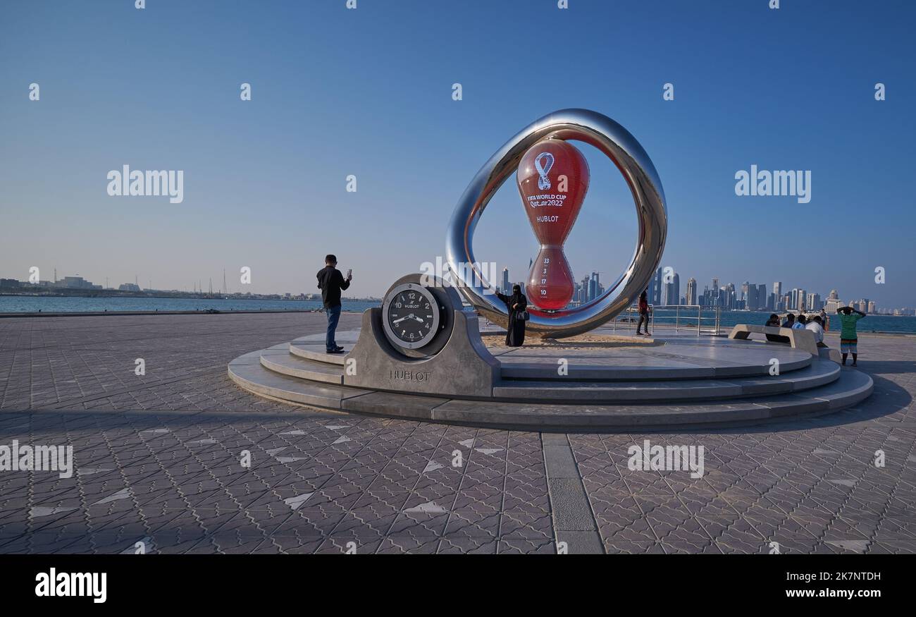 L’horloge officielle de compte à rebours de la coupe du monde de la FIFA, Qatar 2022, alimentée par Hublot, a été dévoilée le dimanche 21 novembre à la pittoresque Corniche de Doha Banque D'Images