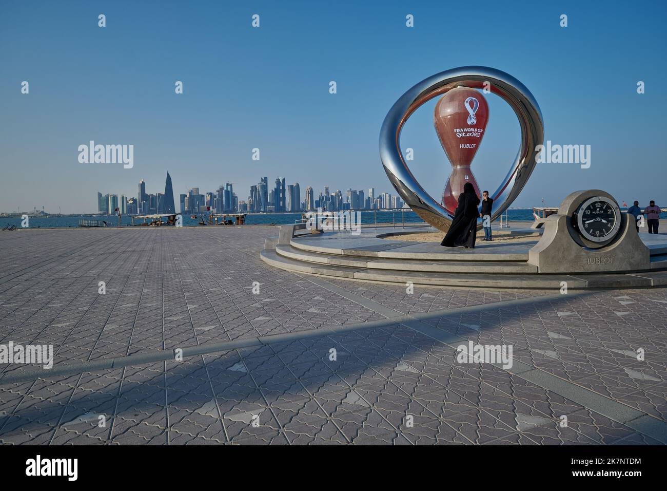 L’horloge officielle de compte à rebours de la coupe du monde de la FIFA, Qatar 2022, alimentée par Hublot, a été dévoilée le dimanche 21 novembre à la pittoresque Corniche de Doha Banque D'Images