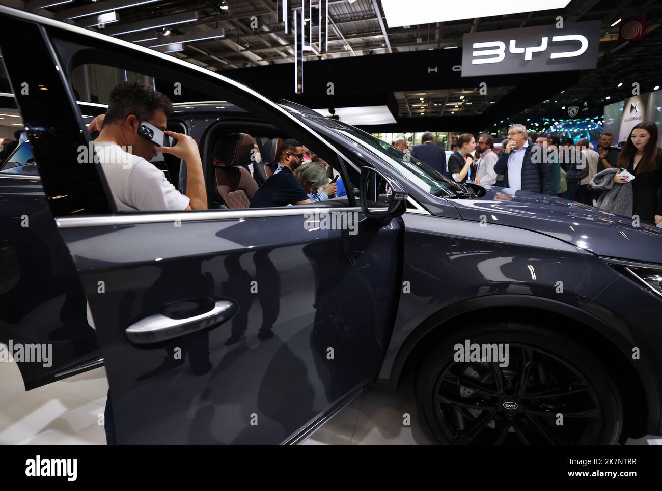 Paris, France. 18th octobre 2022. Les gens visitent le stand du BYD lors du salon de l'automobile de Paris, à Paris, en France, le 18 octobre 2022. Le salon de l'automobile de Paris 89th a lieu ici du 17 au 23 octobre. Credit: Gao Jing/Xinhua/Alamy Live News Banque D'Images