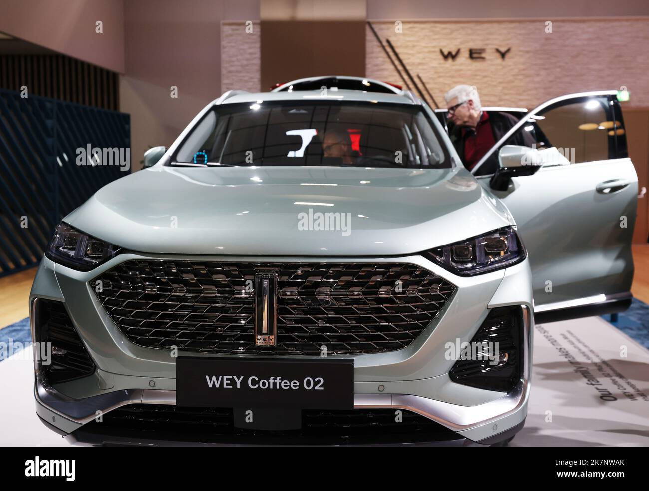 Paris, France. 18th octobre 2022. Les gens regardent un café WEY 02 lors du salon de l'automobile de Paris, à Paris, en France, le 18 octobre 2022. Le salon de l'automobile de Paris 89th a lieu ici du 17 au 23 octobre. Credit: Gao Jing/Xinhua/Alamy Live News Banque D'Images