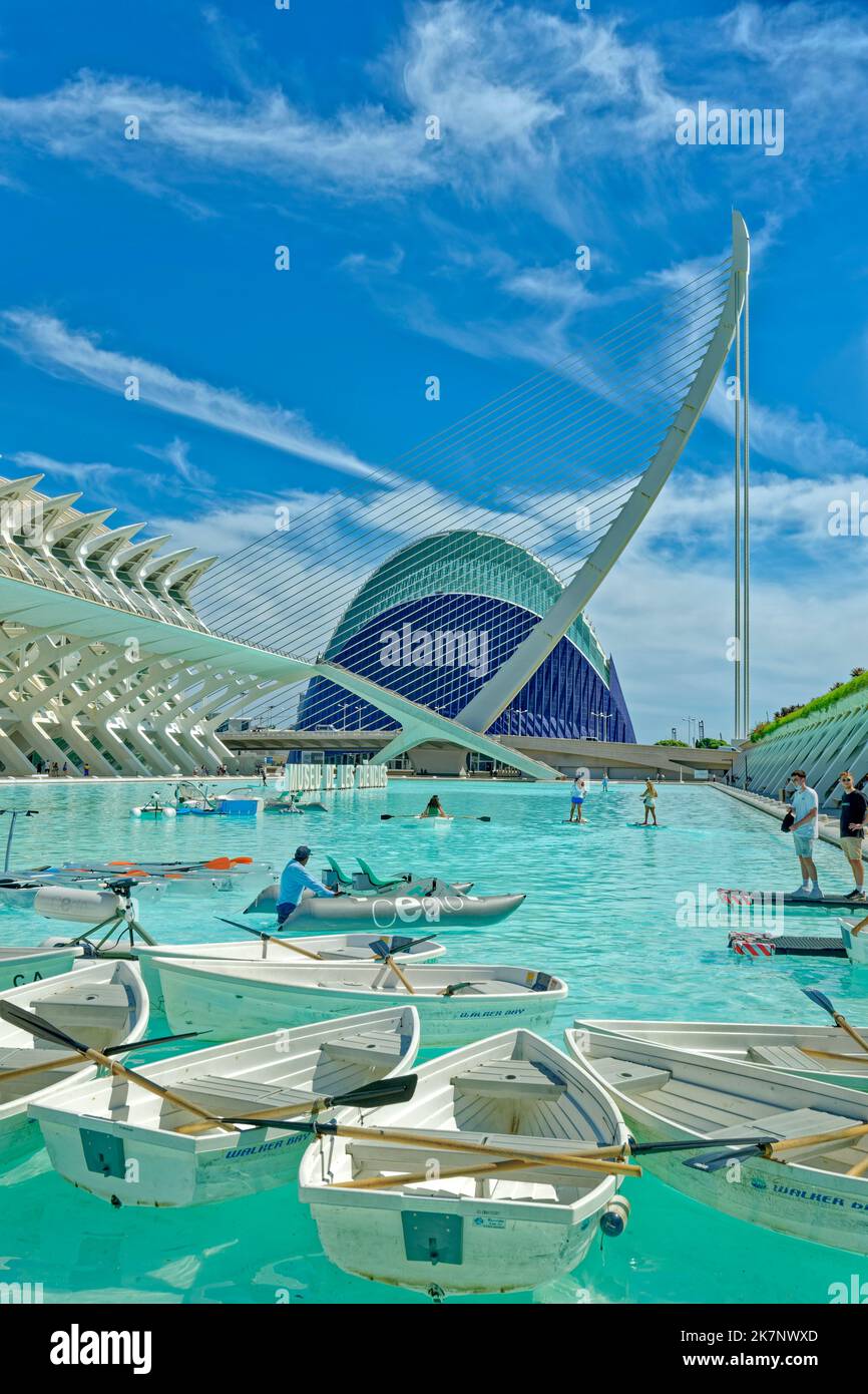 Le Musée des Sciences de la Cité des Arts et des Sciences avec étang de navigation à Valence, province de Valence, Espagne. Banque D'Images