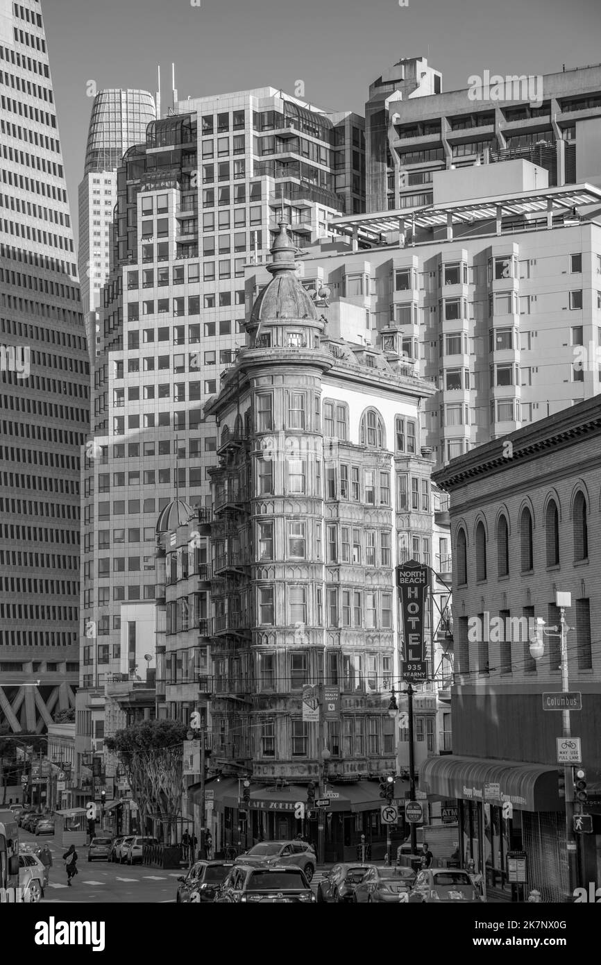 San Francisco, Etats-Unis - 18 mai 2022: Ancienne tour de Colombus vert cuivre aussi appelé bâtiment sentinelle avec la pyramide transatlantique en arrière-plan. Banque D'Images