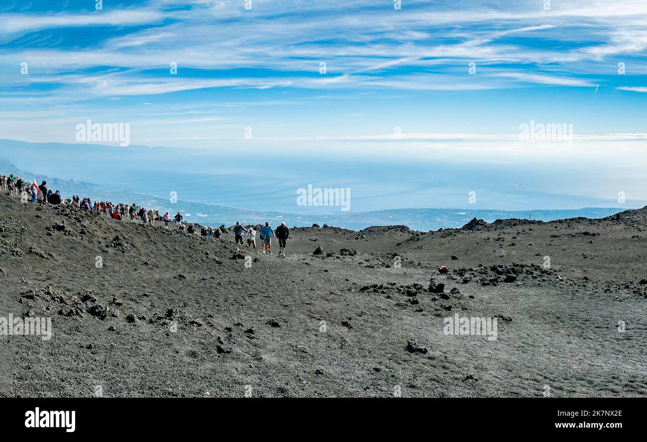 Sicile, Italie - 26 septembre 2022: Personnes grimpant le volcan Etna en Sicile, Italie Banque D'Images