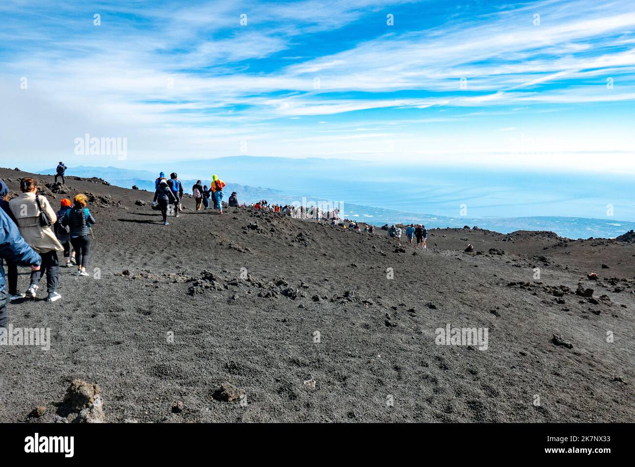 Sicile, Italie - 26 septembre 2022: Personnes grimpant le volcan Etna en Sicile, Italie Banque D'Images