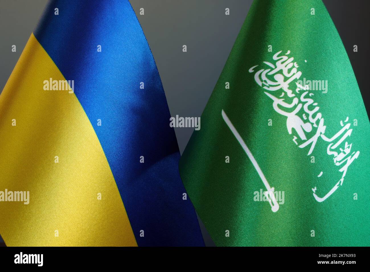 Drapeaux de l'Arabie saoudite et de l'Ukraine. Diplomatie entre pays. Banque D'Images