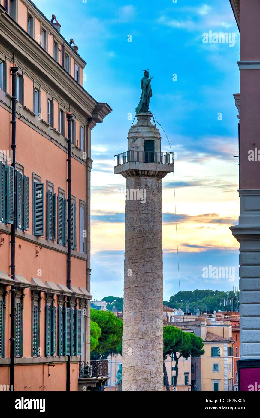 Colonne de Trajan au coucher du soleil, Rome Italie Banque D'Images