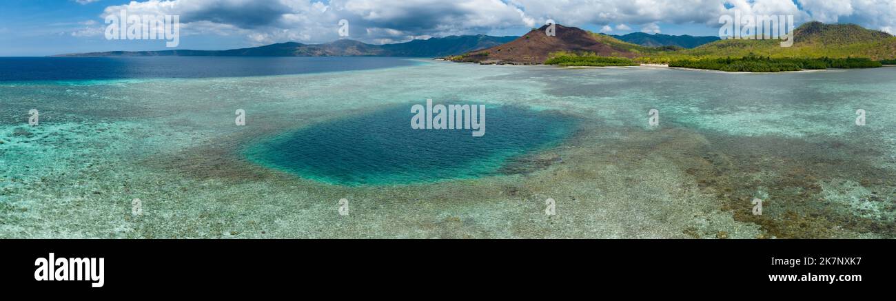 Un trou bleu profond se trouve sur un récif peu profond en Indonésie. Banque D'Images