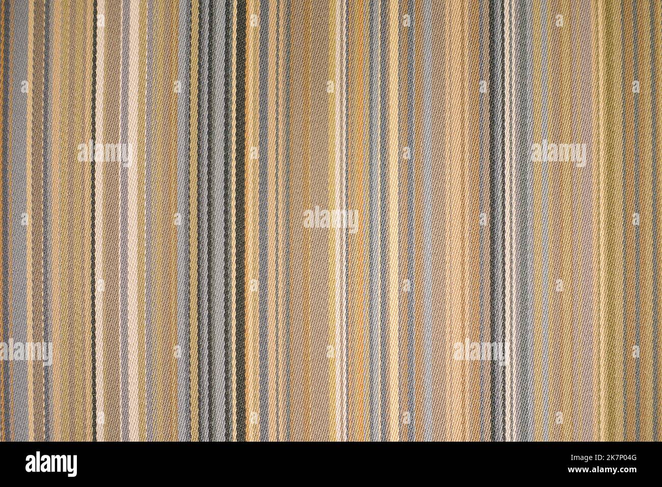 arrière-plan en tissu couleur terre avec des rayures verticales décolorées et douces de couleur arc-en-ciel Banque D'Images