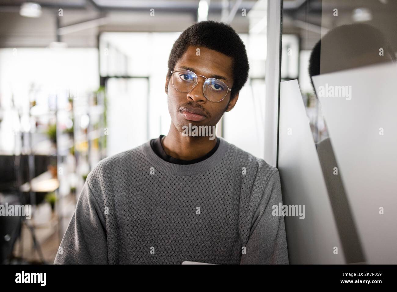 Portrait confiant jeune homme d'affaires dans des lunettes de vue au bureau  Photo Stock - Alamy