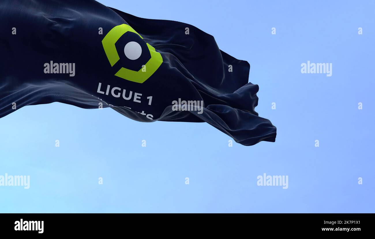 Paris, FRA, juillet 2022 : gros plan du drapeau de la Ligue 1 qui agite dans le vent. La Ligue 1 est une ligue professionnelle française pour les clubs de football de l'association des hommes. Il Banque D'Images
