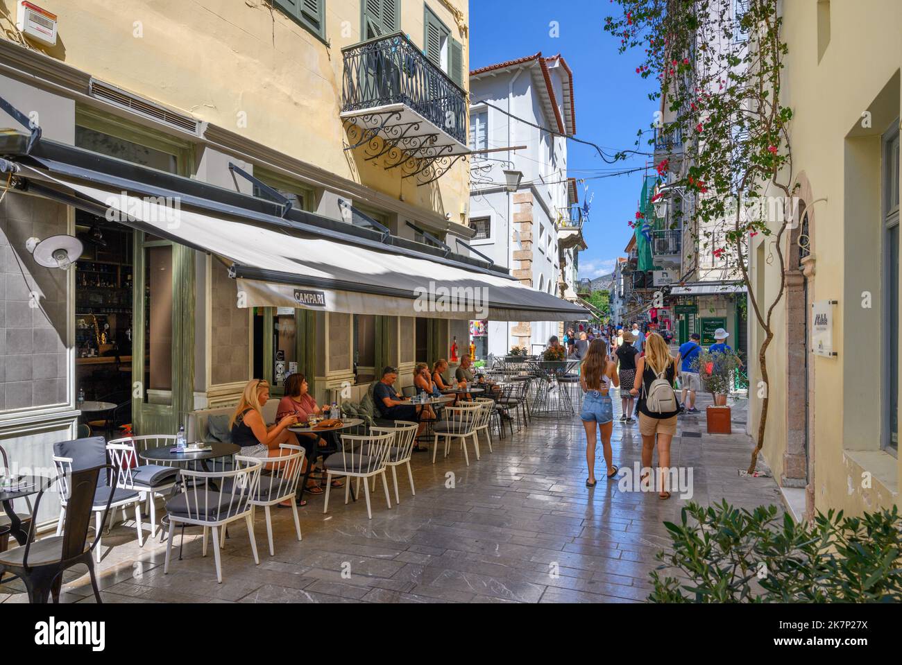 Café / taverne dans une rue de la vieille ville, Nafplio (Nafplion), Péloponnèse, Grèce Banque D'Images