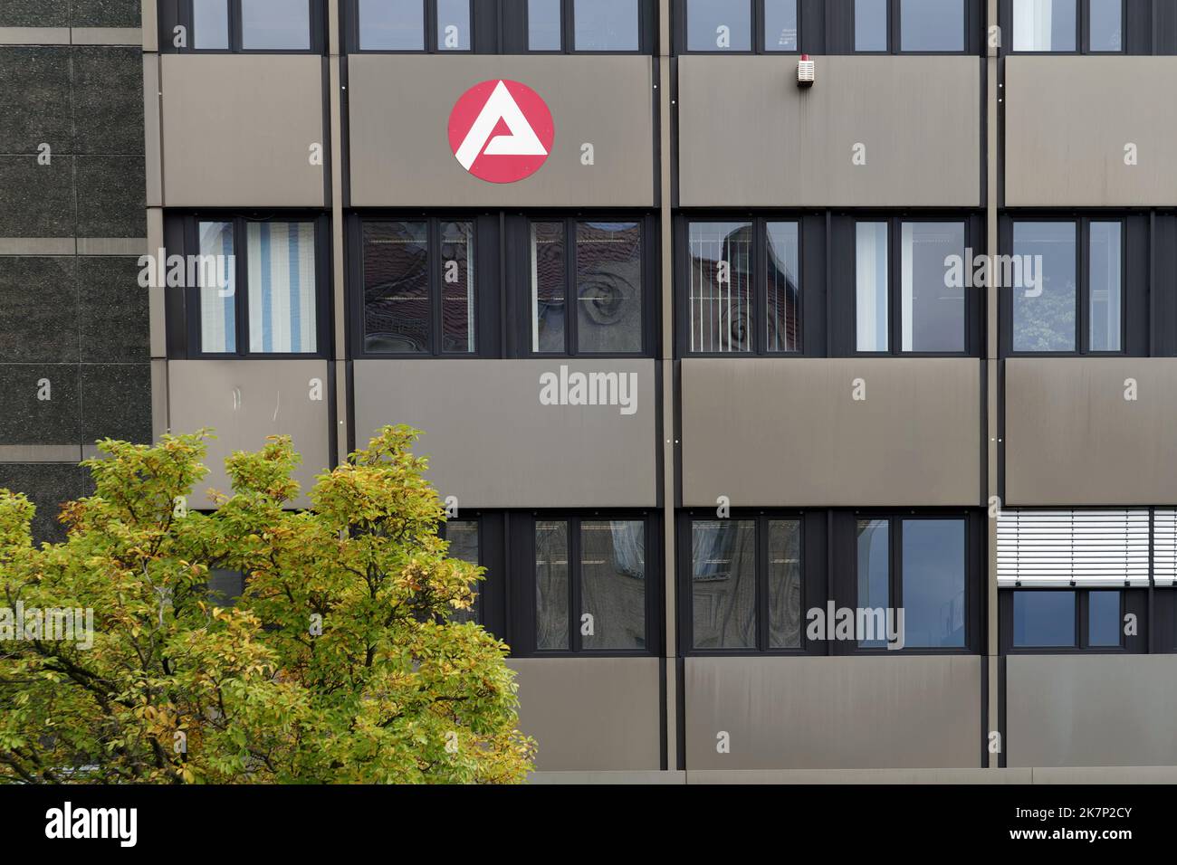Symbole image économie: Bureau de l'emploi, logo, chômage: Symbole des agences allemandes sur la façade. Banque D'Images