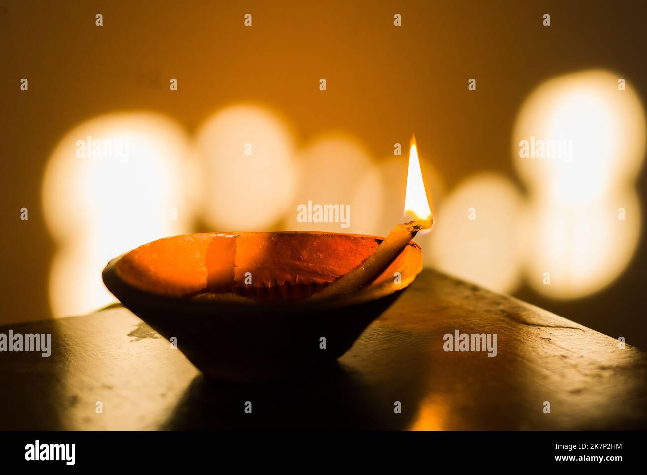lampe à huile de diya ou de terre allumée avec une flamme pendant la fête de diwali en inde. deepabali ou kali puja est célébré dans toute l'inde comme un festival majeur de l Banque D'Images