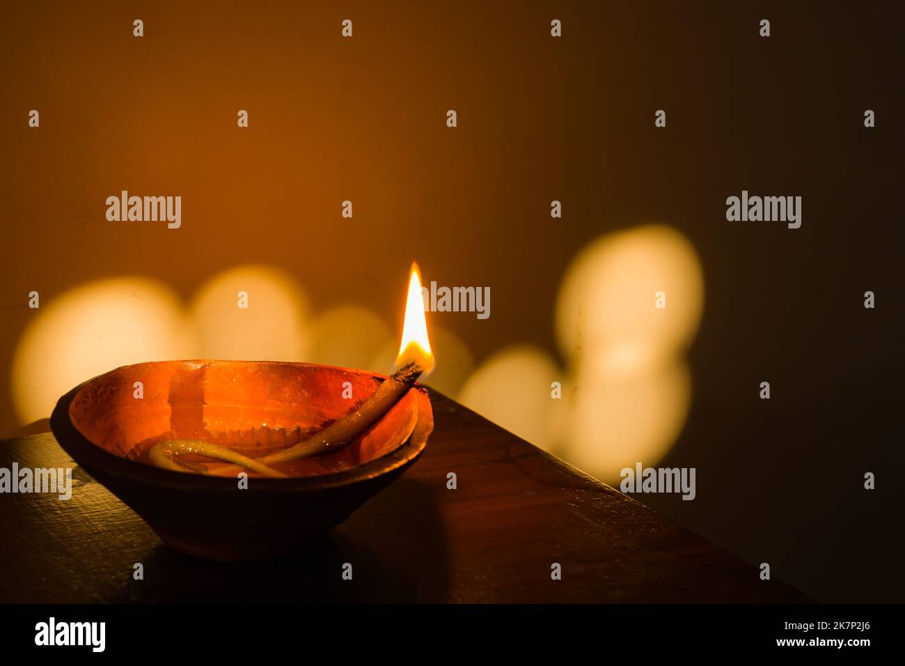 lampe à huile de diya ou de terre allumée avec une flamme pendant la fête de diwali en inde. deepabali ou kali puja est célébré dans toute l'inde comme un festival majeur de l Banque D'Images