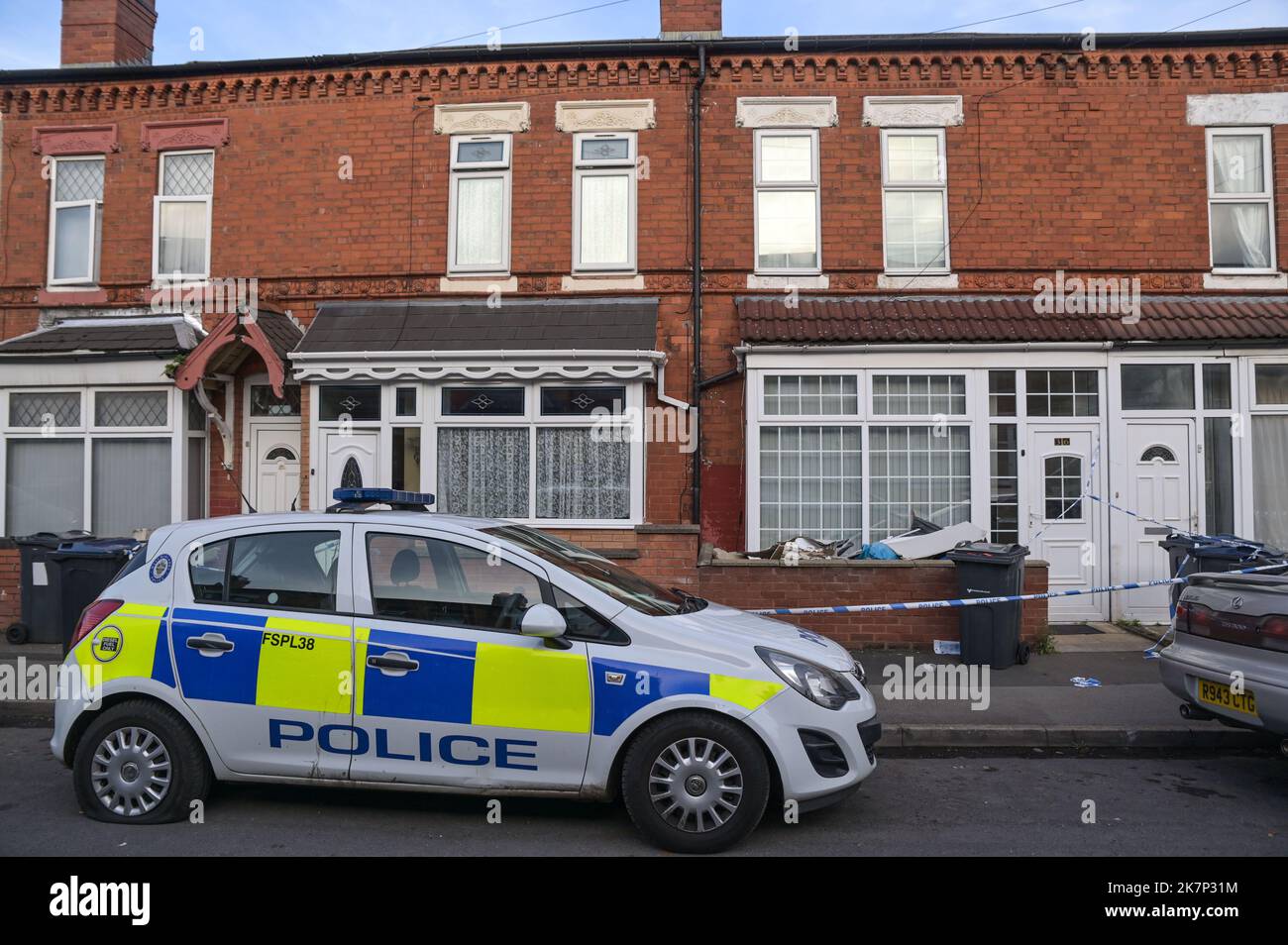 Dovey Road, Sparkhill, Birmingham - 18 octobre 2022 - West Midlands police recherche deux propriétés sur la route Dovey à Sparkhuill, Birmingham à côté l'une de l'autre dans une scène de crime cordon après qu'un bébé de 3 semaines a été assassiné dans les premières heures de mardi 18 octobre matin. Deux femmes ont également été blessées lors de l'attaque et un homme âgé de 29 ans a été arrêté sur les lieux pour suspicion de meurtre. Pic Credit: Scott cm / Alay Live News Banque D'Images