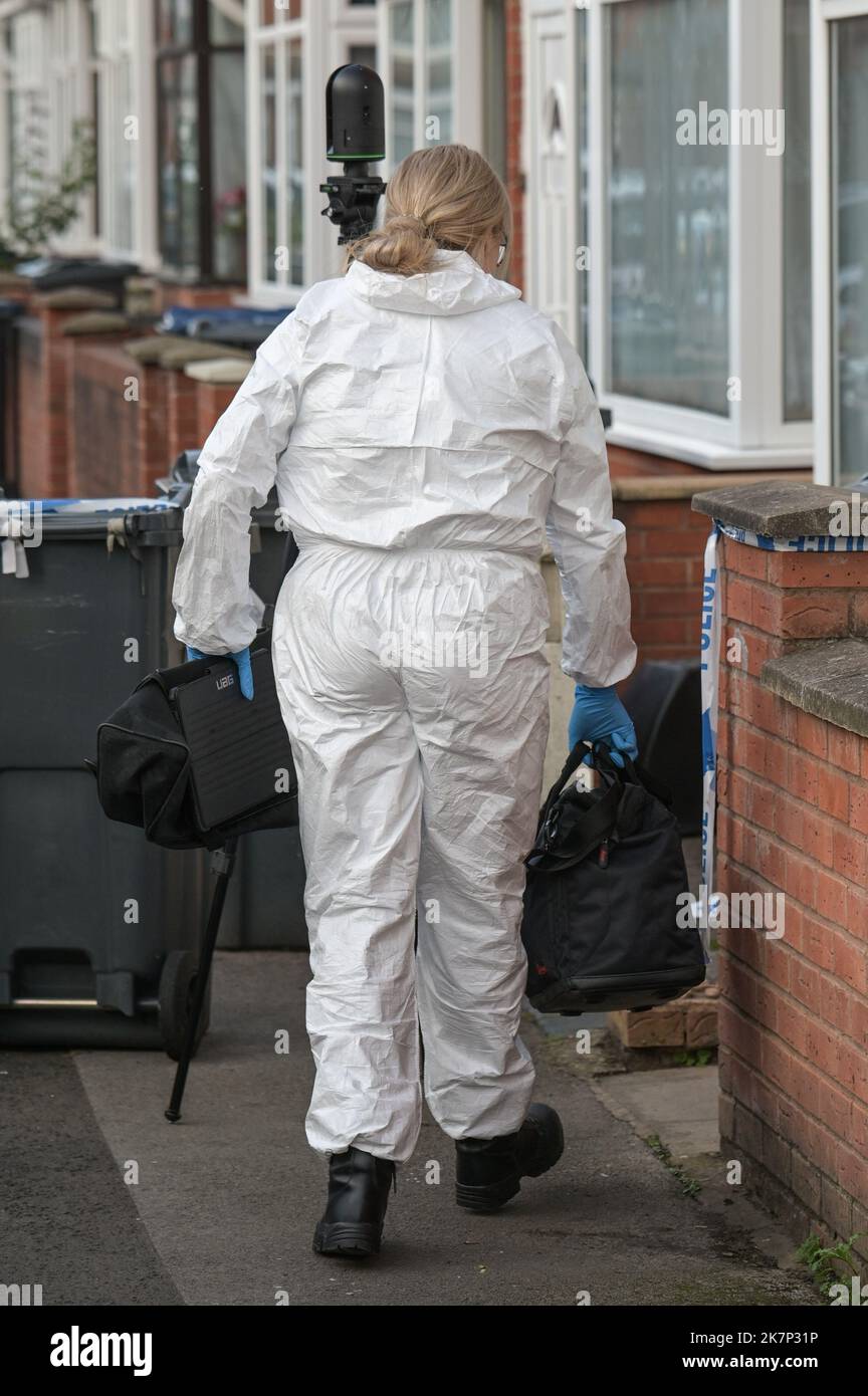 Dovey Road, Sparkhill, Birmingham - 18 octobre 2022 - West Midlands police recherche deux propriétés sur la route Dovey à Sparkhuill, Birmingham à côté l'une de l'autre dans une scène de crime cordon après qu'un bébé de 3 semaines a été assassiné dans les premières heures de mardi 18 octobre matin. Deux femmes ont également été blessées lors de l'attaque et un homme âgé de 29 ans a été arrêté sur les lieux pour suspicion de meurtre. Pic Credit: Scott cm / Alay Live News Banque D'Images