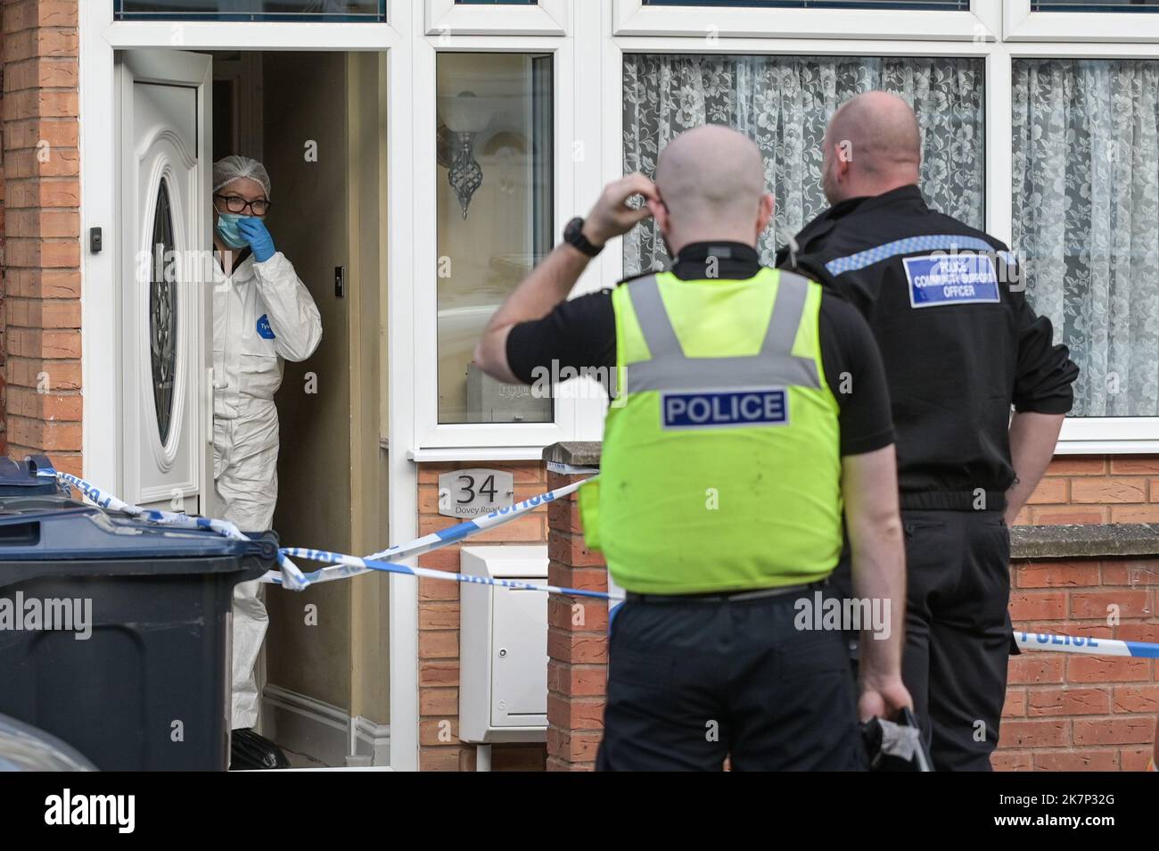 Dovey Road, Sparkhill, Birmingham - 18 octobre 2022 - West Midlands police recherche deux propriétés sur la route Dovey à Sparkhuill, Birmingham à côté l'une de l'autre dans une scène de crime cordon après qu'un bébé de 3 semaines a été assassiné dans les premières heures de mardi 18 octobre matin. Deux femmes ont également été blessées lors de l'attaque et un homme âgé de 29 ans a été arrêté sur les lieux pour suspicion de meurtre. Pic Credit: Scott cm / Alay Live News Banque D'Images