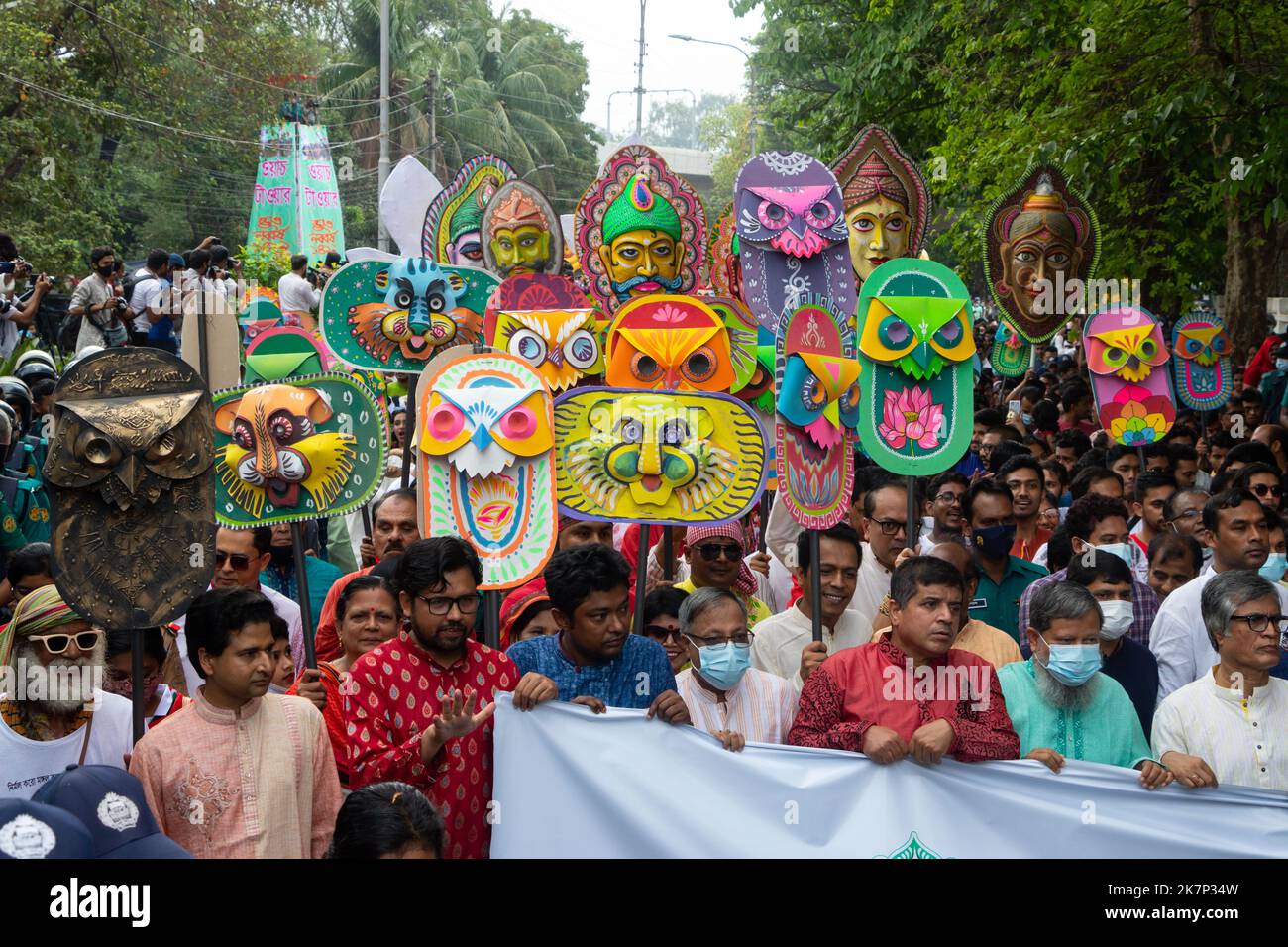 Le peuple bangladais participe à un rassemblement (Mangal Shobhajatra) pour célébrer le nouvel an bengali ou Pohela Boishakh. Banque D'Images