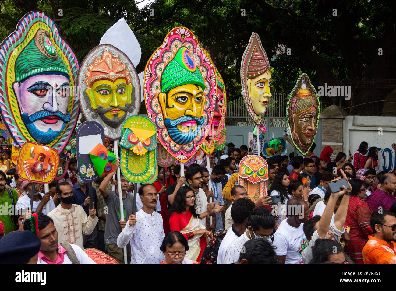 Le peuple bangladais participe à un rassemblement (Mangal Shobhajatra) pour célébrer le nouvel an bengali ou Pohela Boishakh. Banque D'Images