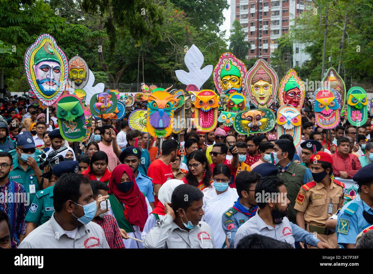 Le peuple bangladais participe à un rassemblement (Mangal Shobhajatra) pour célébrer le nouvel an bengali ou Pohela Boishakh. Banque D'Images