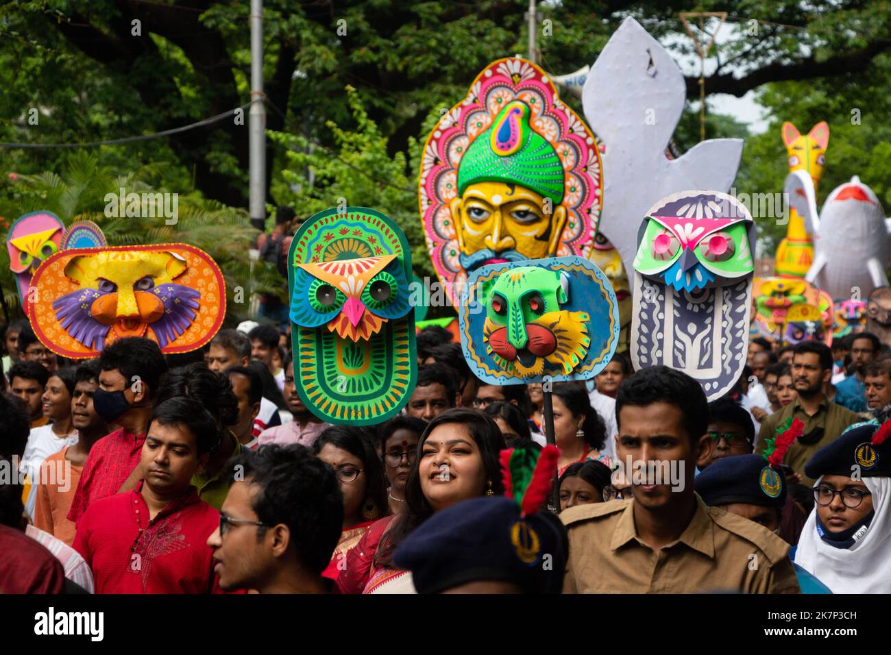 Le peuple bangladais participe à un rassemblement (Mangal Shobhajatra) pour célébrer le nouvel an bengali ou Pohela Boishakh. Banque D'Images