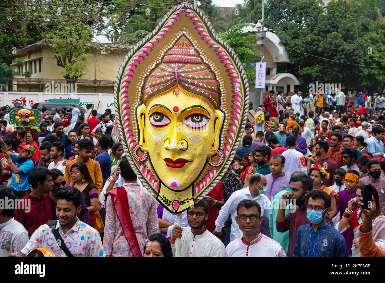 Le peuple bangladais participe à un rassemblement (Mangal Shobhajatra) pour célébrer le nouvel an bengali ou Pohela Boishakh. Banque D'Images