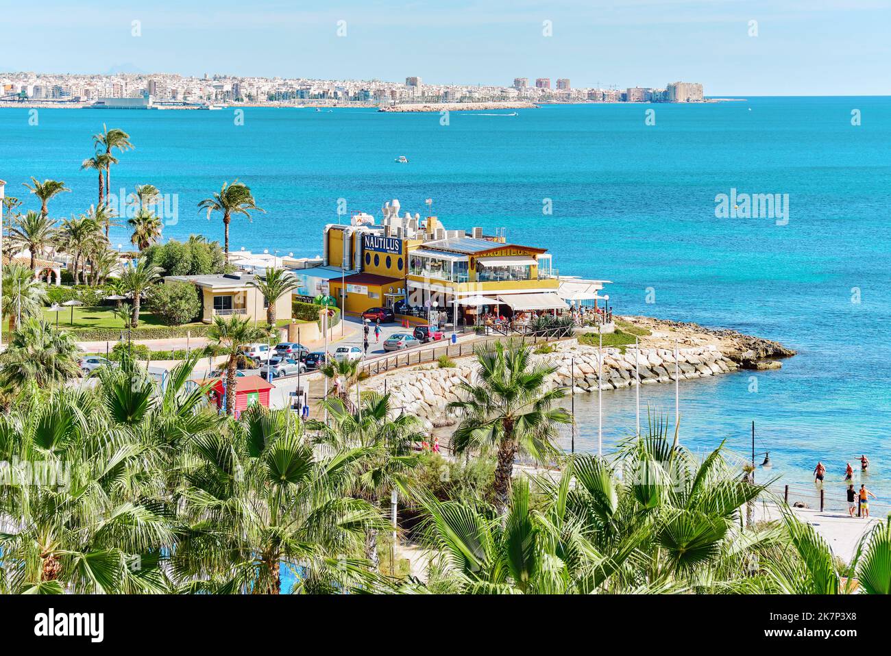 Torrevieja, Espagne - 28 septembre 2022 : célèbre restaurant Nautilus sur la plage de Punta Prima. Costa Blanca. Espagne Banque D'Images