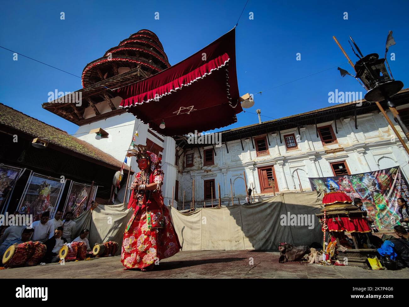 Katmandou, Bagmati, Népal. 18th octobre 2022. Une divinité se produit pendant le festival de danse Nardevi Swetkali Devi dans les locaux du temple de Taleju Bhawani sur la place Hanumandoka Durbar à Katmandou, au Népal, sur 18 octobre 2022. Le festival se produit habituellement une fois en 12 ans en prenant le défilé et les représentations de divinités telles que Ganesh, Kumari, Bhairav, Swetkali, Bharamayani, Mahalaxmi, Barahi et bien plus encore. (Credit image: © Sunil Sharma/ZUMA Press Wire) Credit: ZUMA Press, Inc./Alamy Live News Banque D'Images