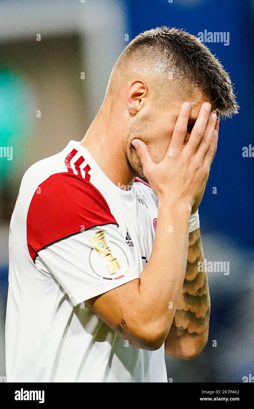 Mannheim, Allemagne. 18th octobre 2022. Football: Coupe DFB, SV Waldhof Mannheim - 1. FC Nürnberg, 2nd tours, stade Carl-Benz. Erik Wekesser de Nuremberg a les mains devant son visage. Credit: Uwe Anspach/dpa - Nutzung nur nach schriftlicher Vereinbarung mit der dpa/Alay Live News Banque D'Images