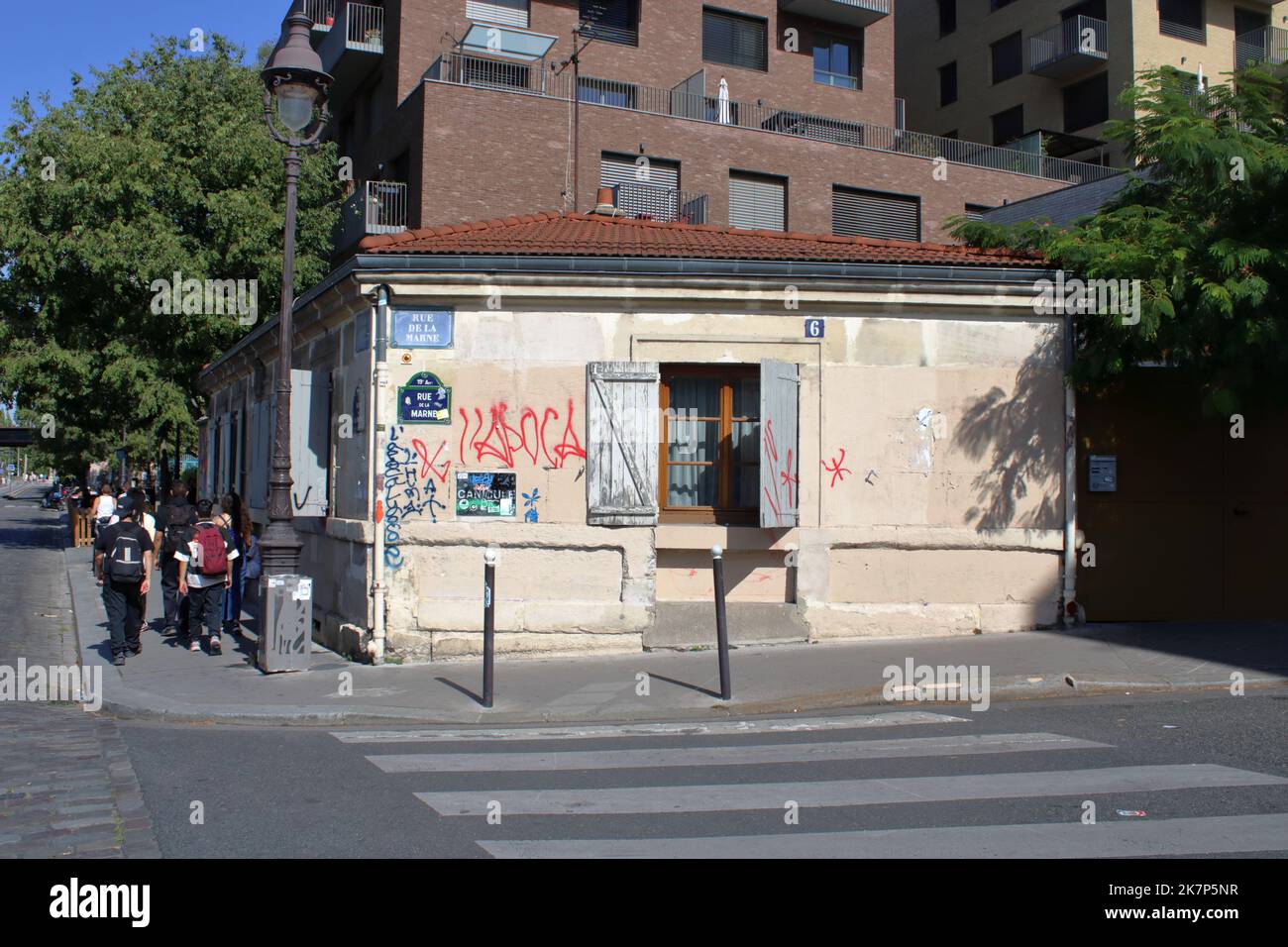 Vue d'angle de la rue de la Marne près du bassin de la Villette situé dans le 19th arrondissement de Paris France. Banque D'Images