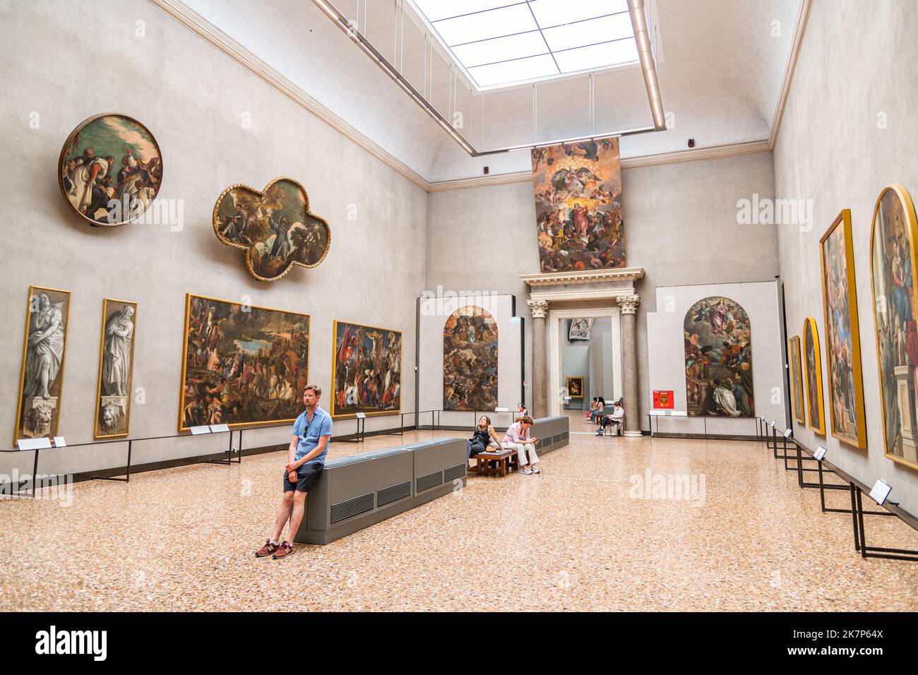 Exposition d'art à l'intérieur de la galerie d'art Gallerie dell'Accademia à Venise, en Italie Banque D'Images
