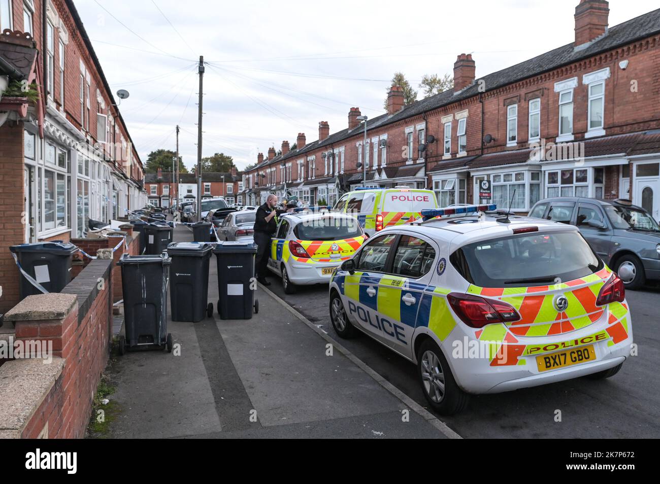 Dovey Road, Sparkhill, Birmingham - 18 octobre 2022 - Une grande présence de la police des West Midlands sur le chemin Dovey, dans la région de Sparkhill, à Birmingham, après qu'un bébé de 3 semaines ait été assassiné dans les premières heures de mardi 18 octobre matin. Deux femmes ont également été blessées lors de l'attaque et un homme âgé de 29 ans a été arrêté sur les lieux pour suspicion de meurtre. Crédit photo : Scott cm/Alay Live News Banque D'Images