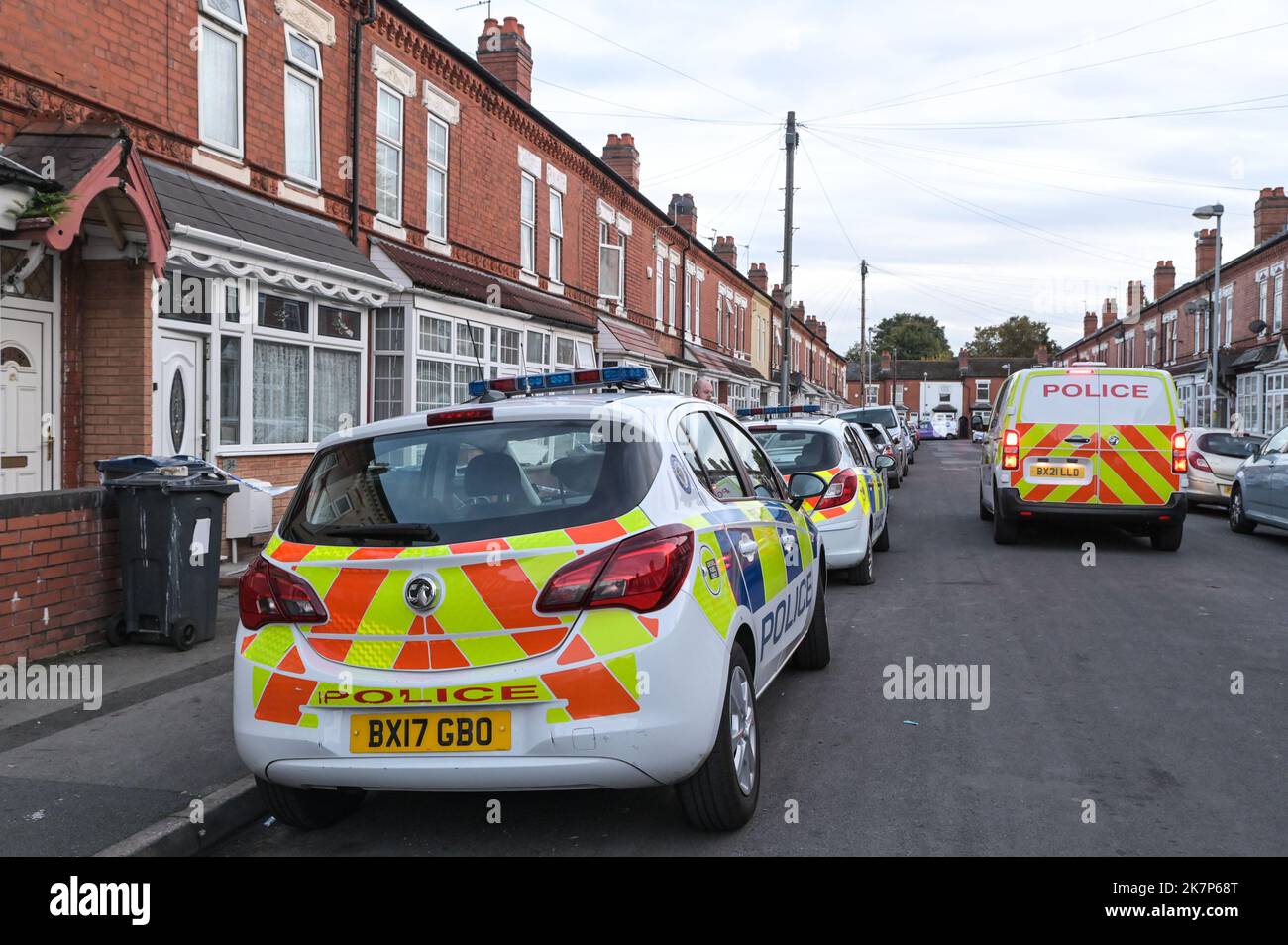 Dovey Road, Sparkhill, Birmingham - 18 octobre 2022 - Une grande présence de la police des West Midlands sur le chemin Dovey, dans la région de Sparkhill, à Birmingham, après qu'un bébé de 3 semaines ait été assassiné dans les premières heures de mardi 18 octobre matin. Deux femmes ont également été blessées lors de l'attaque et un homme âgé de 29 ans a été arrêté sur les lieux pour suspicion de meurtre. Crédit photo : Scott cm/Alay Live News Banque D'Images