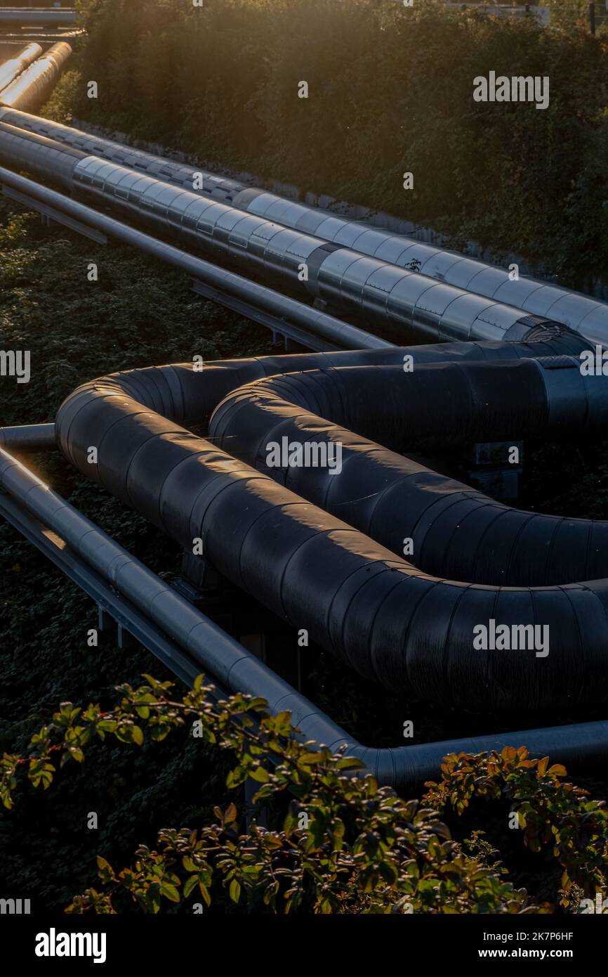 grands tuyaux pour le chauffage urbain au soleil Banque D'Images